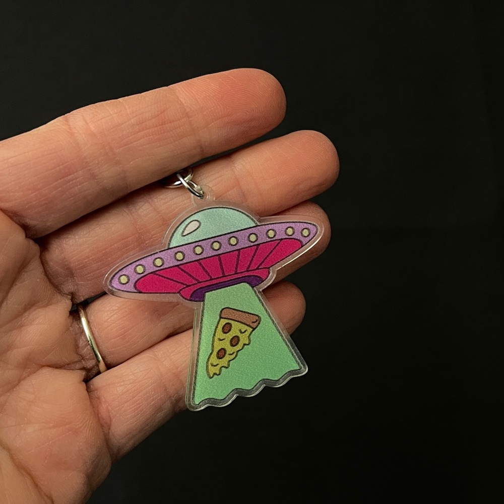 UFO Beaming Up a Slice of Pizza Keychain - Picture 2 of 7